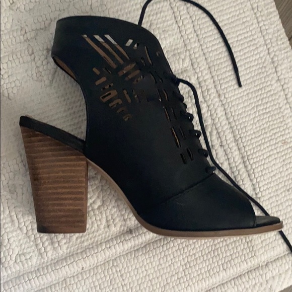 Carlos Santana Blocked Heel Sandals - Picture 3 of 5